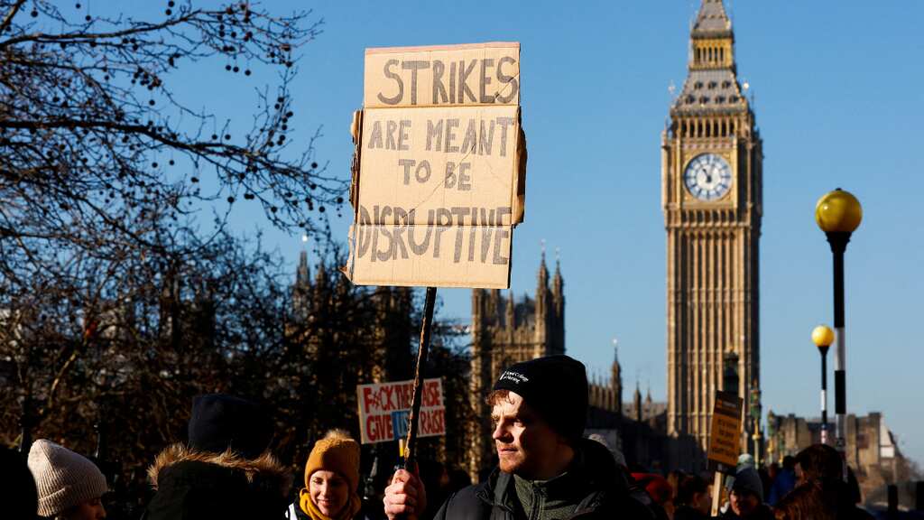 UK nurses reject pitiful 5% raise offer as trade union uncovers govt's wasteful spending on private ambulances