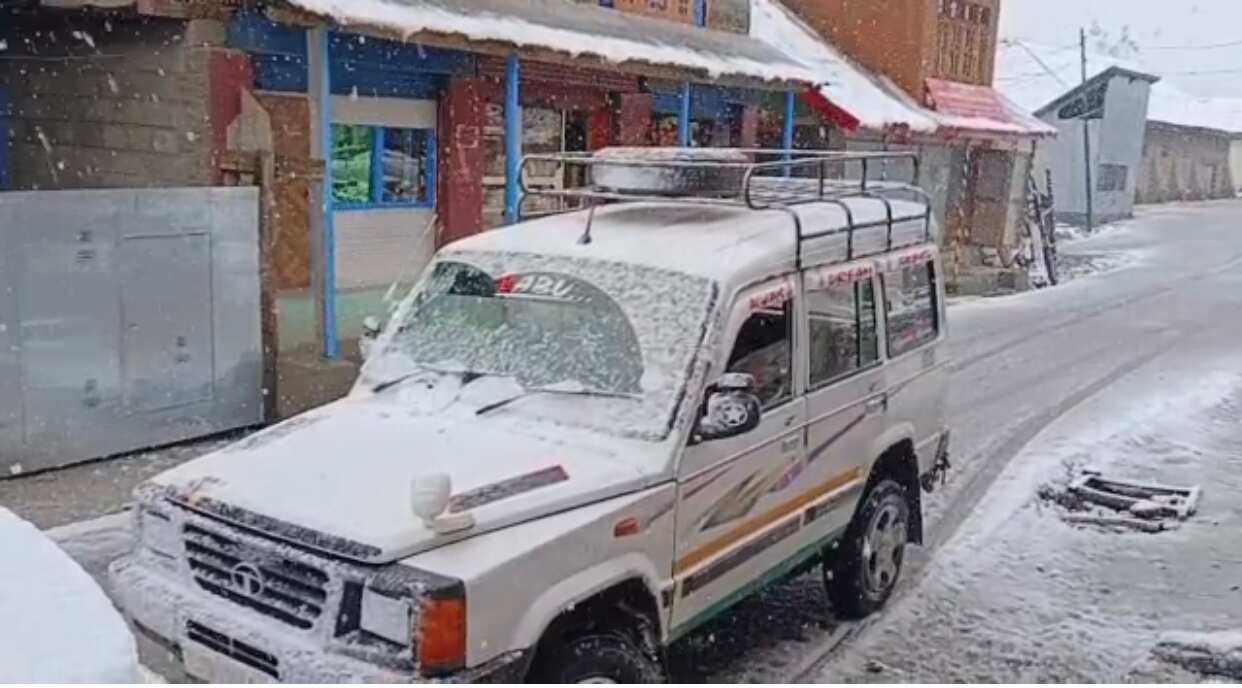 Jammu and Kashmir, Ladakh witness fresh snowfall and rain, several roads closed Jammu and Kashmir, Ladakh witness fresh snowfall and rain, several roads closed