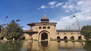 Shab-E-Qadr prayers held in Srinagar's Jamia Masjid, thousands  in attendance