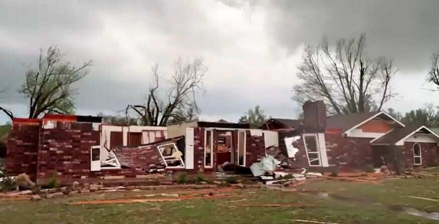 Deadly tornadoes kill two in Oklahoma
