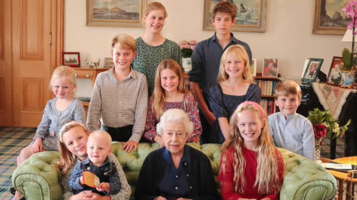 New pic of Queen Elizabeth with great grandkids unveiled on her birth anniversary New pic of Queen Elizabeth with great grandkids unveiled on her birth anniversary