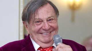 'One of a kind': Australians pay tribute to 'icon' Barry Humphries