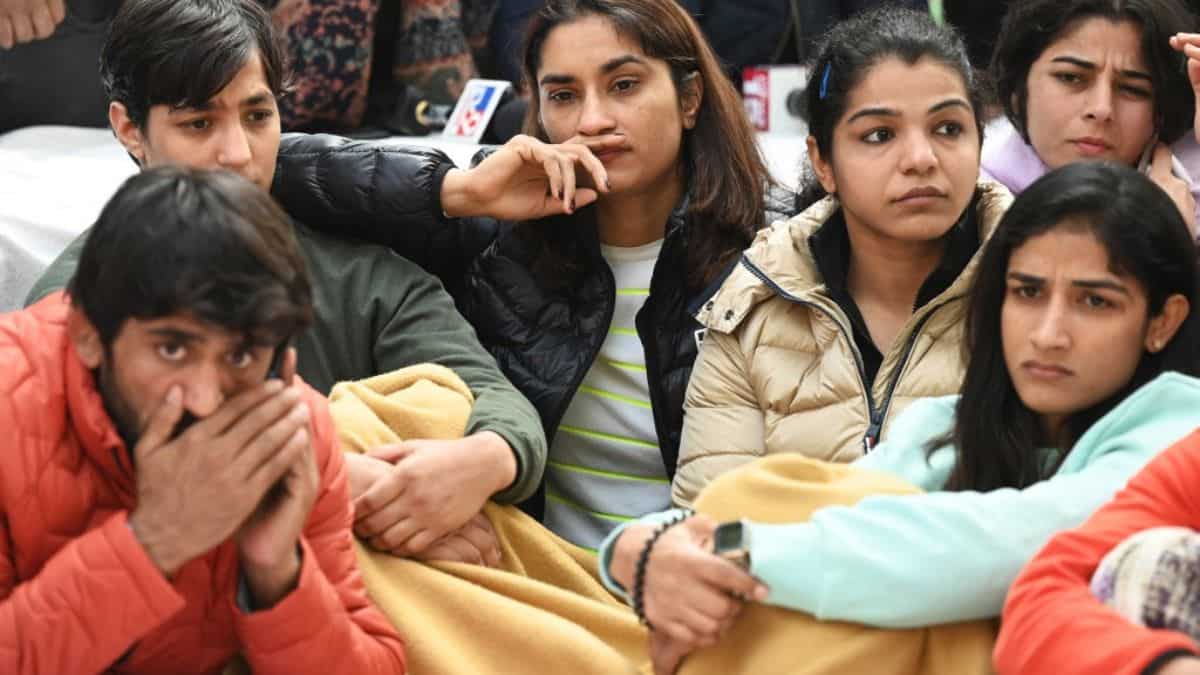 Bajrang Punia, Vinesh Phogat reach Jantar Mantar again to protest against WFI chief over sexual allegations Bajrang Punia, Vinesh Phogat reach Jantar Mantar again to protest against WFI chief over sexual allegations