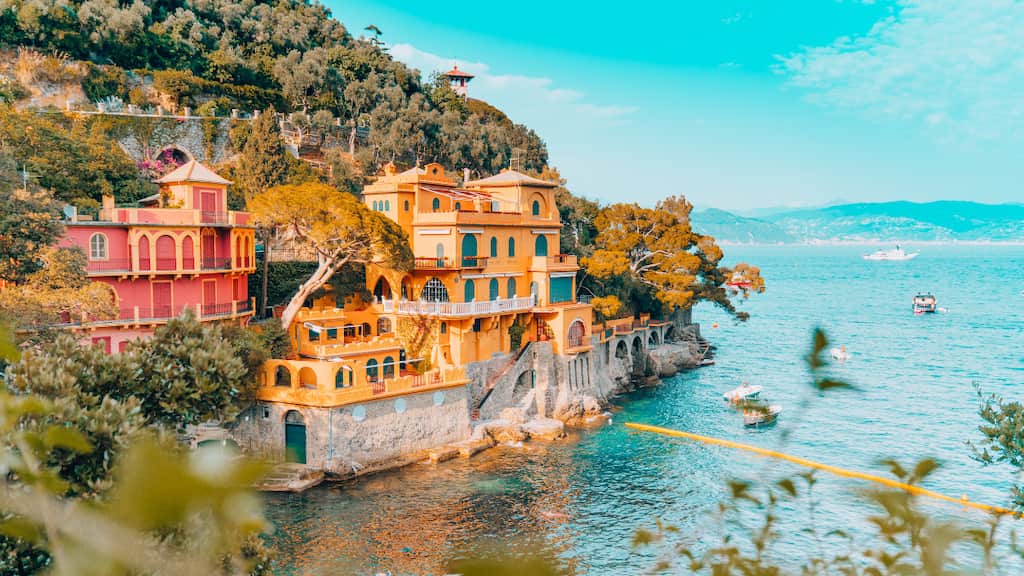 Italy's beautiful town imposes hefty fine on tourists for taking selfies