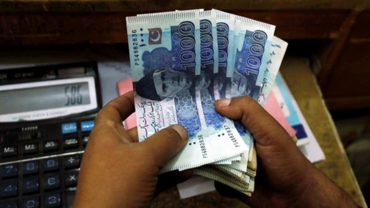 Pakistan facing dire living conditions, 80pc workers denied minimum wage Pakistan facing dire living conditions, 80pc workers denied minimum wage