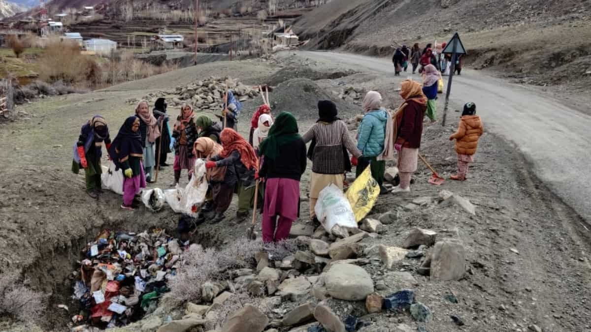 India: As people clean their homes on Eid, these women in Ladakh cleaned the whole village India: As people clean their homes on Eid, these women in Ladakh cleaned the whole village