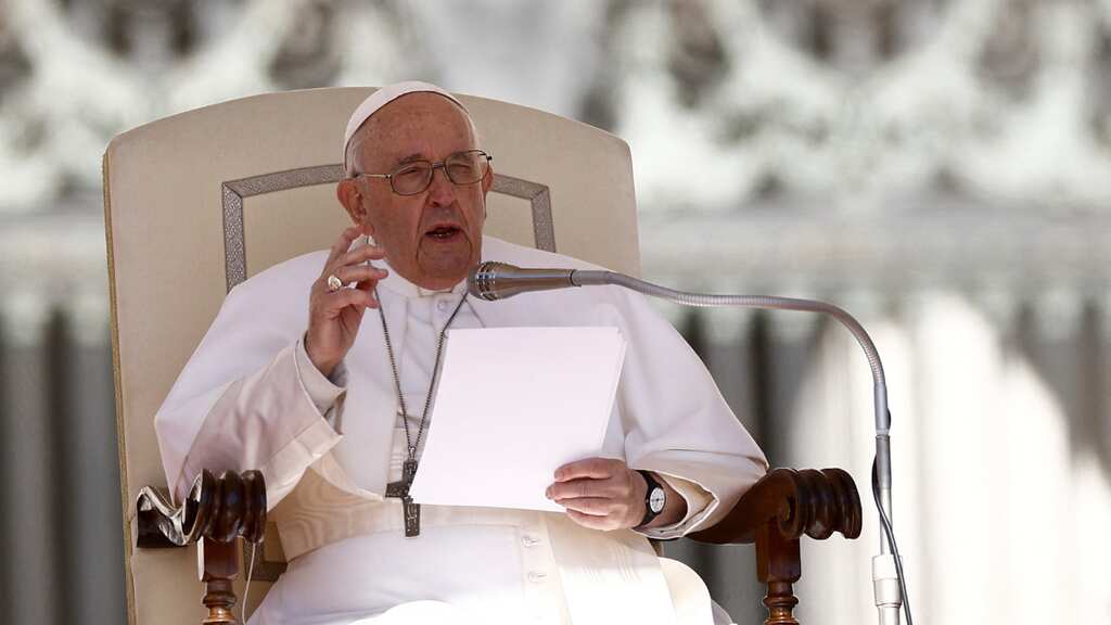 'Let us open doors...': Pope appeals Hungarians to be more receptive to migrants