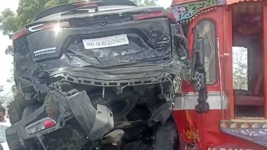 India: Pile-up after truck hits 12 vehicles following break failure on Mumbai-Pune Expressway
