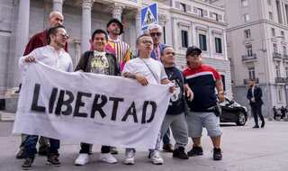 Spain bans 'dwarf bullfighting', surviving performers oppose move