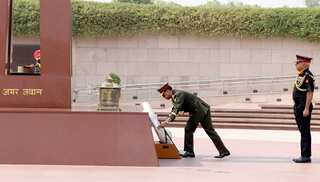 Bangladesh Army Chief General pays tribute to war heroes on India visit