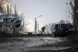Russian mercenary Wagner Group chief threatens to withdraw his troops from Bakhmut