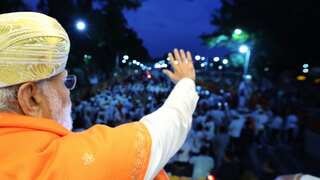 Massive security breach at Indian PM Narendra Modi's Mysuru rally, phone thrown at convoy. Watch