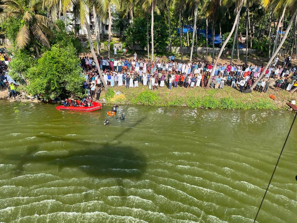Boat capsizes in Kerala, killing 22; Indian Navy deploys two helos and 15 divers Boat capsizes in Kerala, killing 22; Indian Navy deploys two helos and 15 divers