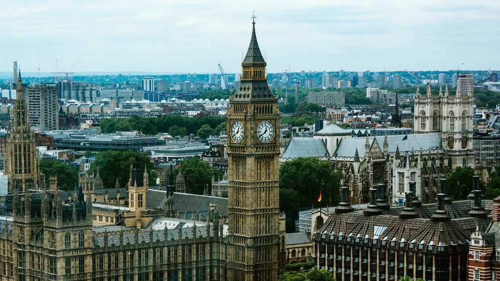 London's famous Big Ben bell fails to chime when dials of clock briefly stopped