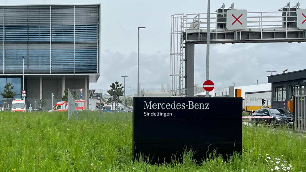 Two killed, suspect detained in German Mercedes plant shootout Two killed, suspect detained in German Mercedes plant shootout