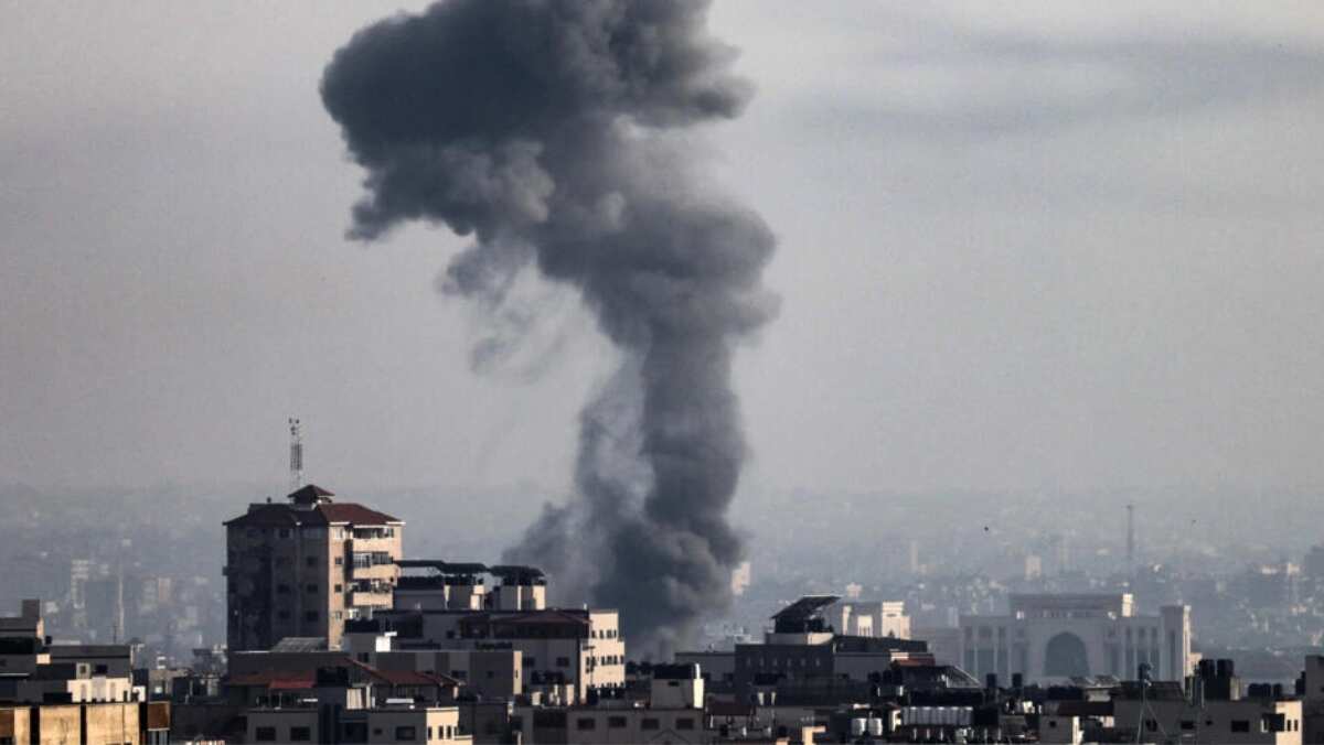 Israeli airstrikes kill 30 Palestinians on Gaza strip