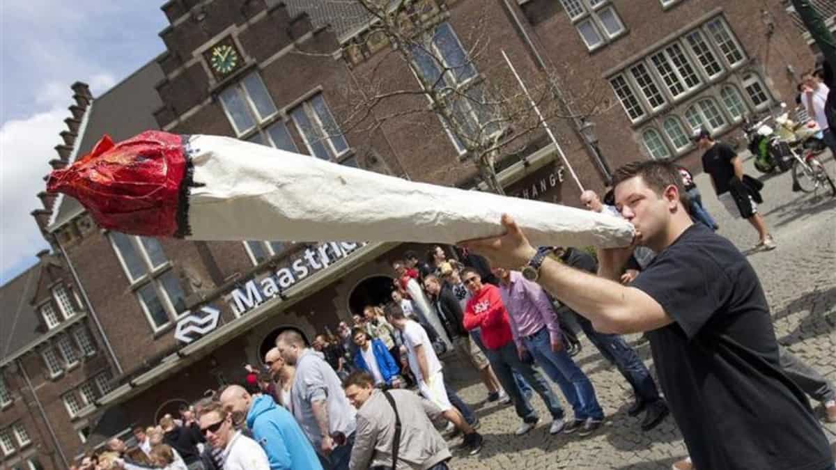 Marijuana smoking in public banned at Amsterdam's infamous red light district
