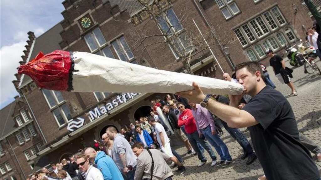 Marijuana smoking in public banned at Amsterdam's infamous red light district