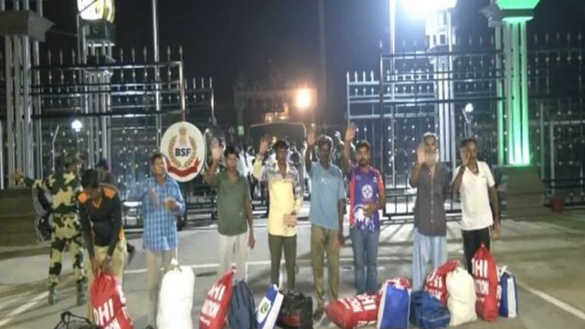 Pakistan releases 198 jailed Indian fishermen