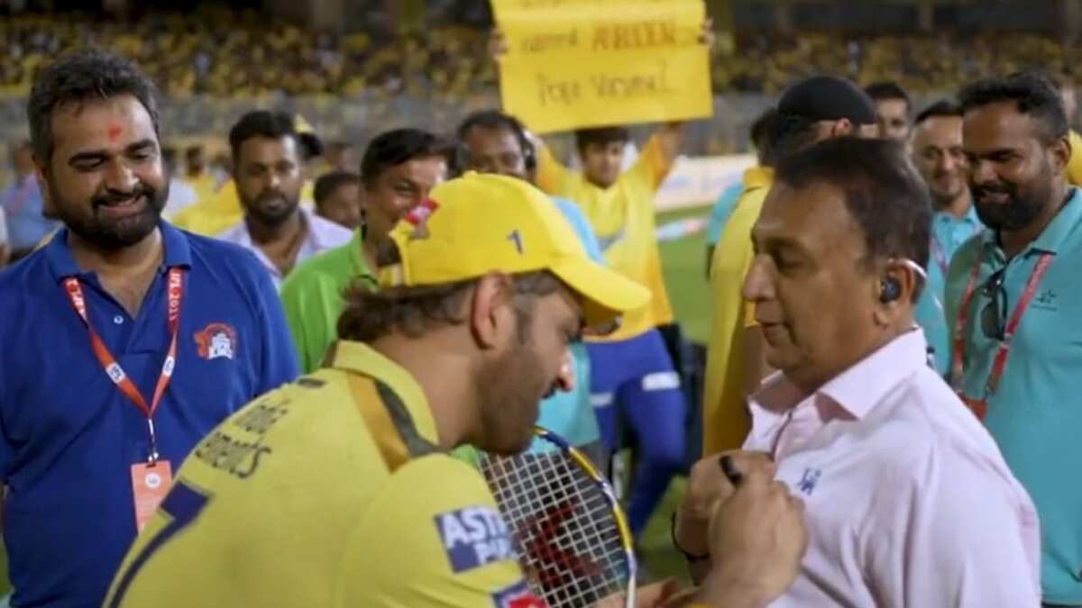 IPL 2023: Sunil Gavaskar asks MS Dhoni to sign his shirt after CSK vs KKR tie - WATCH IPL 2023: Sunil Gavaskar asks MS Dhoni to sign his shirt after CSK vs KKR tie - WATCH