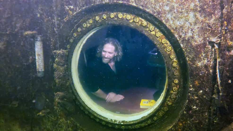 Florida professor breaks record for living under water for longest time Florida professor breaks record for living under water for longest time