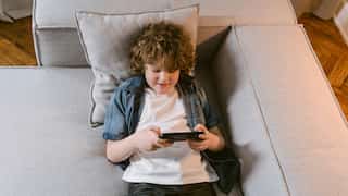 Kids using smartphones may face some serious mental health issues as adults, reveals study