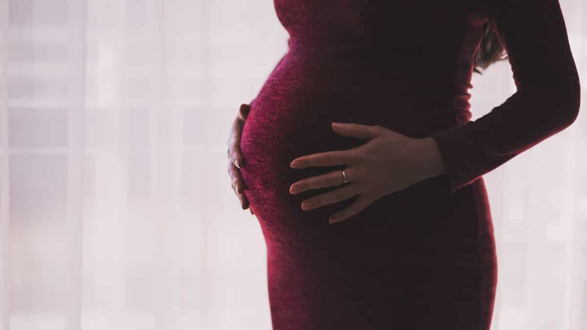 ‘Fake father’ citizenship scam: British men offered money by migrant women to pose as dads of their child ‘Fake father’ citizenship scam: British men offered money by migrant women to pose as dads of their child