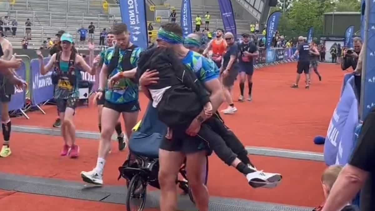 England rugby coach Kevin Sinfield carries Rob Burrow to complete Leeds Marathon - WATCH