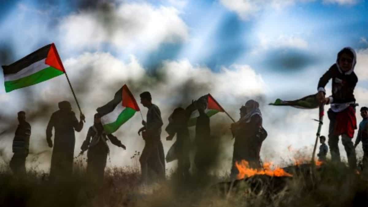 Hamas fires 'warning rocket'