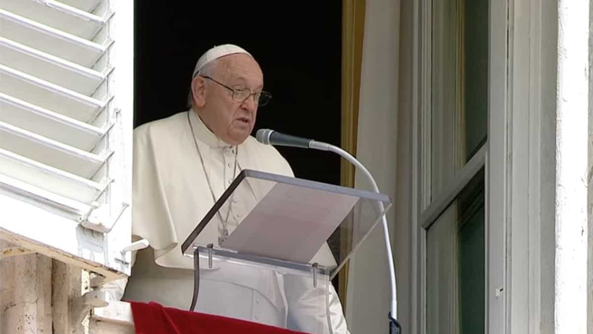Car driven by person with psychiatric problems rams into Vatican gate during Pope Francis' dinner time