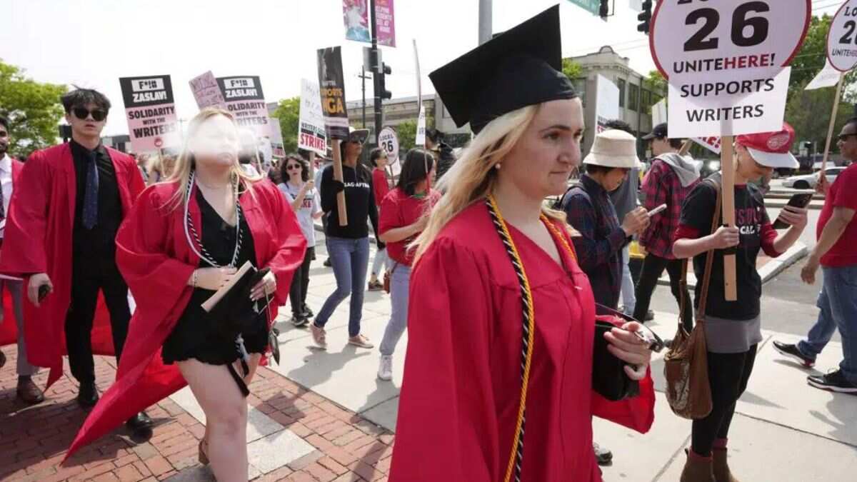 Warner CEO booed at Boston University as supporters of writers’ strike picket outside Warner CEO booed at Boston University as supporters of writers’ strike picket outside