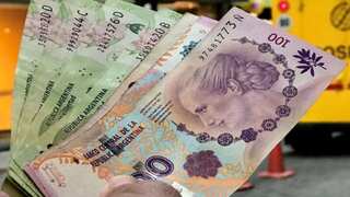 Argentina: 2000 peso notes enter circulation, still worth $4