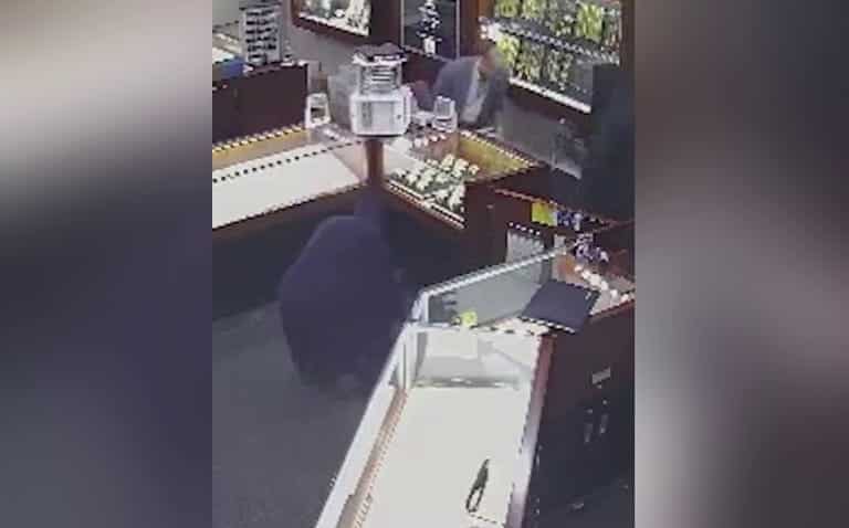 Watch: Armed bandits, disguised in burqas, rob jewellery shop in Australia’s Brisbane