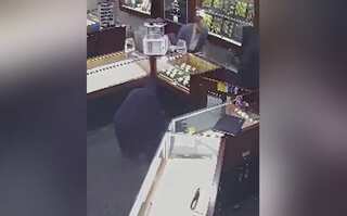 Watch: Armed bandits, disguised in burqas, rob jewellery shop in Australia’s Brisbane