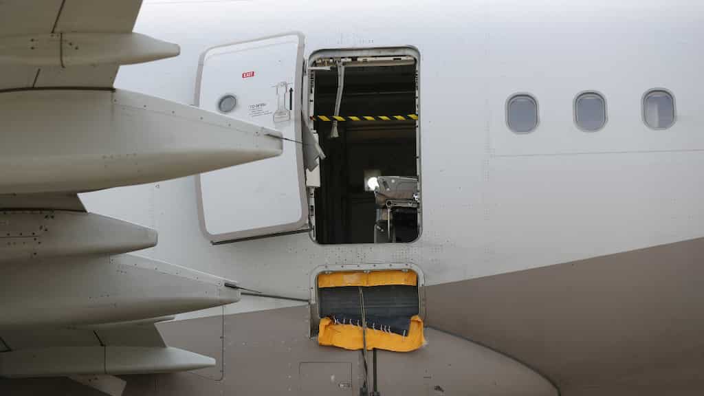 Man who opened Asiana flight door in mid-air claims he was 'uncomfortable'