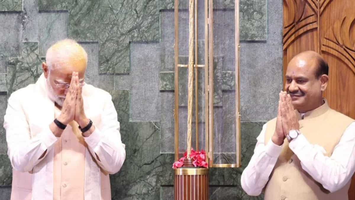 PM performs 'Ganapati Homam'