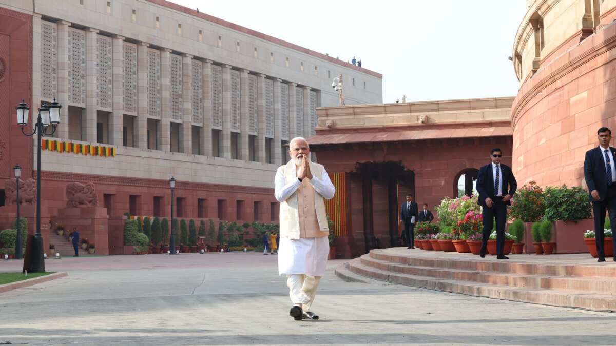 PM felicitates workers