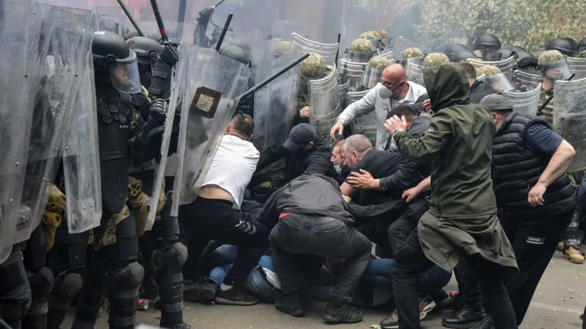 Kosovo: NATO troops clash with ethnic Serb protesters, 25 soldiers injured Kosovo: NATO troops clash with ethnic Serb protesters, 25 soldiers injured