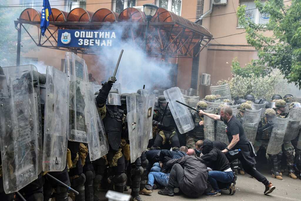 NATO to send 700 more troops to quell violence in Kosovo