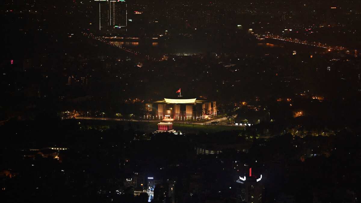 Vietnam heatwave: Hanoi turns off street lights to save electricity amid soaring temperatures