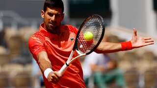 Djokovic brushes aside Kosovo row to reach French Open last 32