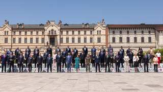 Zelensky joins European leaders summit in Moldova, asks for ‘clear’ decision on NATO membership