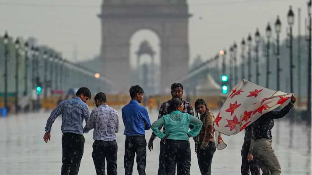India: Delhi-NCR witnesses moderate rainfall; thunder, hailstorm expected