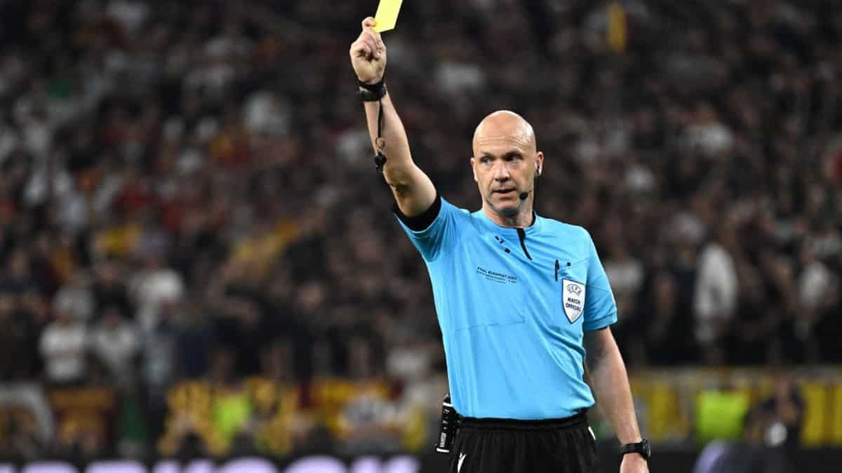 Europa League Final: WATCH - Referee Anthony Taylor and family harassed by Roma fans at Budapest airport Europa League Final: WATCH - Referee Anthony Taylor and family harassed by Roma fans at Budapest airport