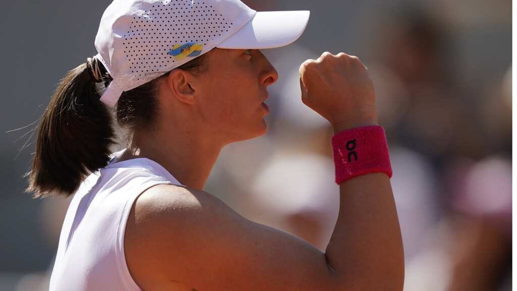 French Open: Iga Swiatek serves double bagel in 51-minute blitz vs Wang Xinyu
