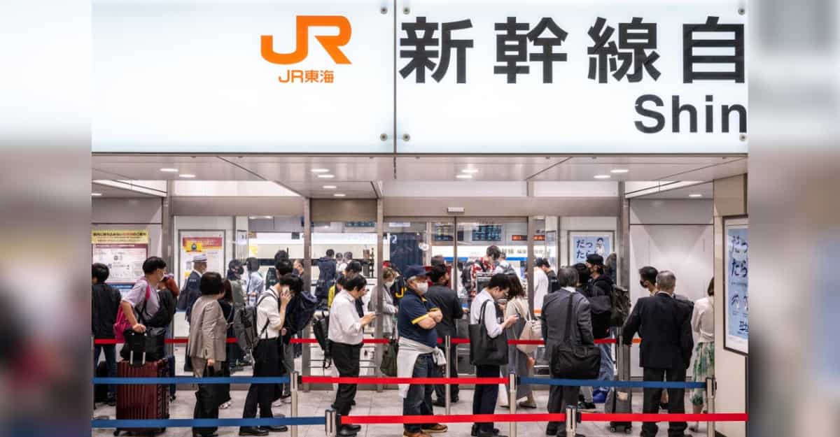 Long queues at the Tokyo Station