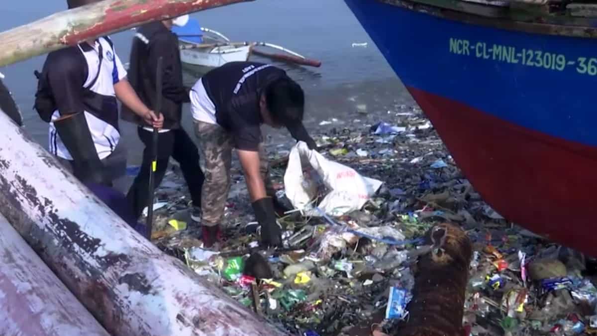 Volunteers clean up Pasig river