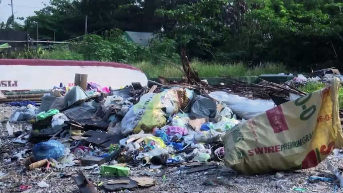 Plastic-dump alongside coastlines