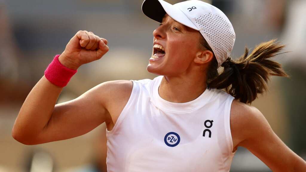 Iga Swiatek feels the heat but ends Haddad Maia’s run to reach Paris final