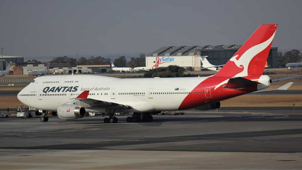 Qantas to scrap its gender-based uniform guidelines. Male cabin crew can wear make-up
